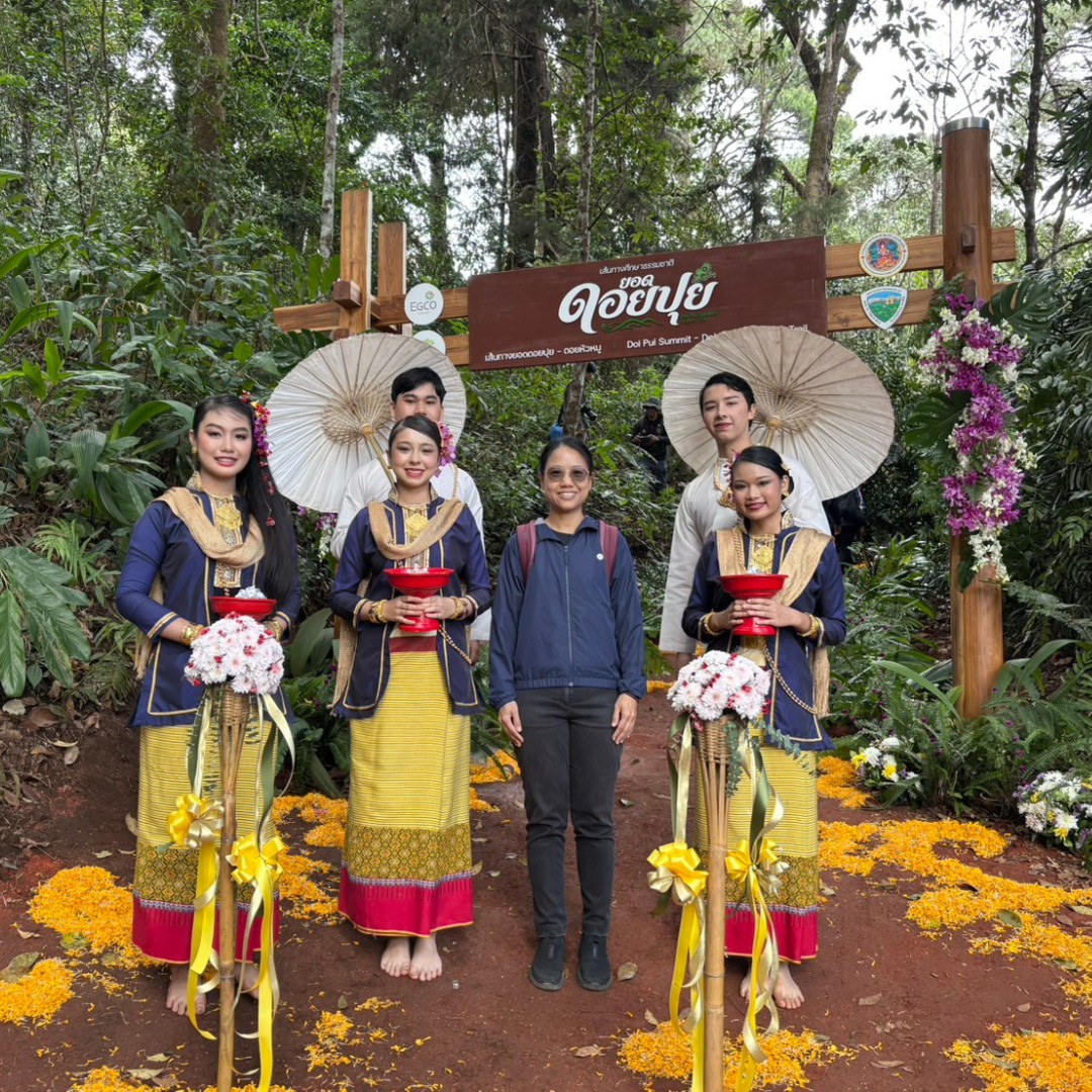 ผู้ช่วยศาสตราจารย์ ดร.นลินี  คงสุบรรณ์ รองคณบดีคณะเศรษฐศาสตร์ เข้าร่วมพิธีส่งมอบเส้นทางศึกษาธรรมชาติยอดดอยปุย