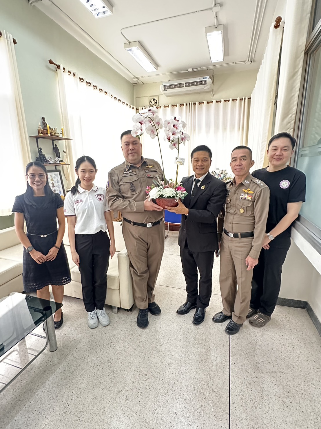 พ.ต.อ.พลจักร  บุนนาค ผกก.สภ.แม่โจ้ สถานีตำรวจภูธรแม่โจ้ พร้อมทีมงาน เข้าพบเพื่อแสดงความยินดีกับ รศ.ว่าที่ร้อยตรี ดร.นิโรจน์  สินณรงค์