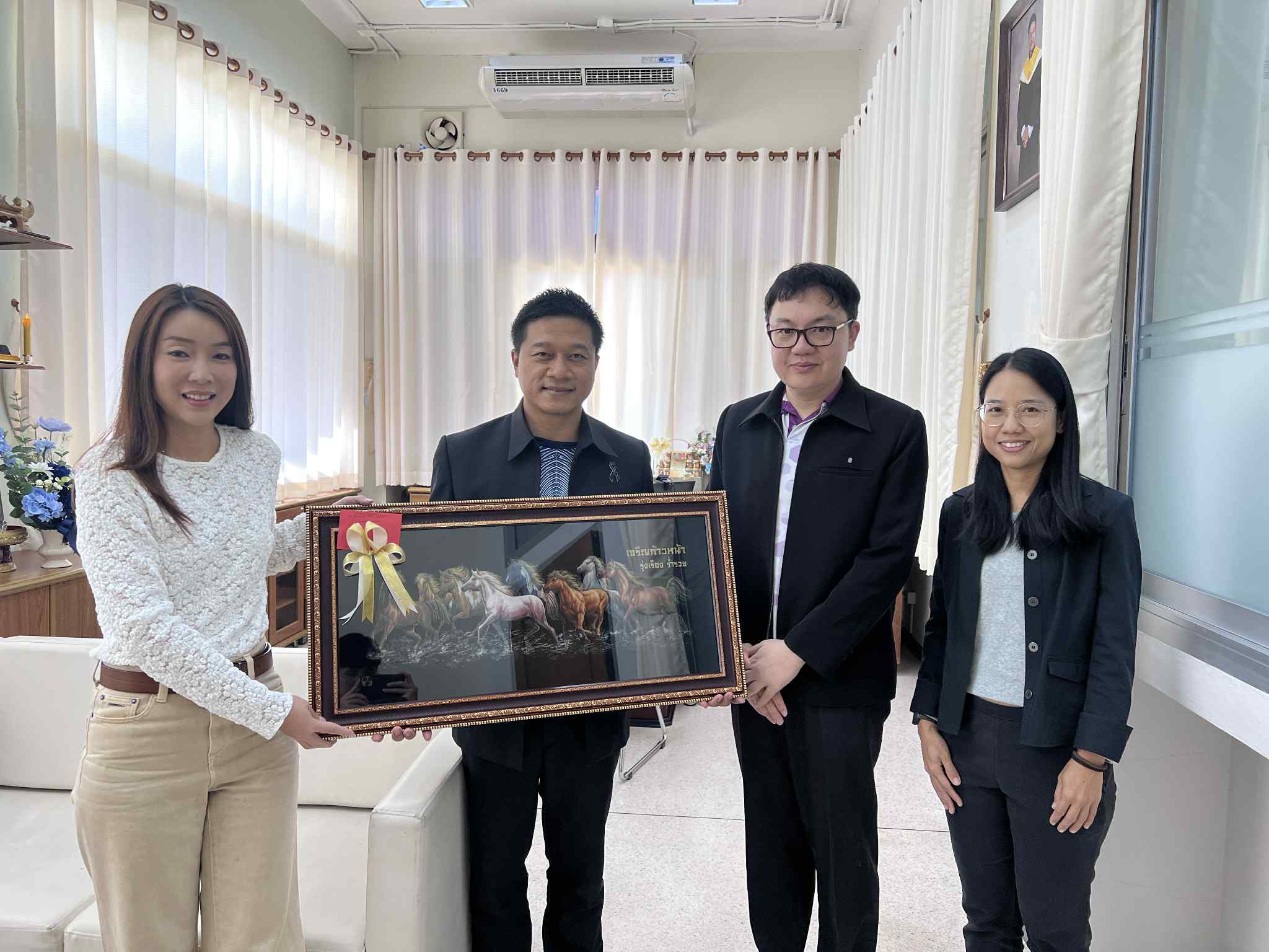 ศิษย์เก่าปริญญาเอกเศรษฐศาสตร์ประยุกต์ รุ่น 3  เข้าสวัสดีปีใหม่คณบดีและทีมผู้บริหาร