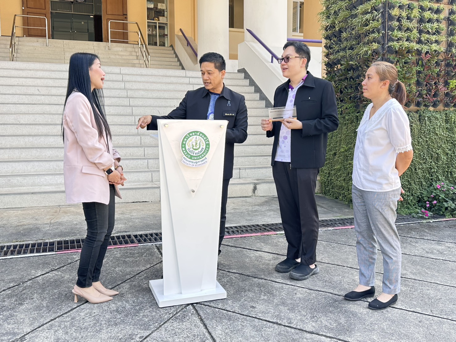 บริษัท นอร์ทเทิร์นอาร์ต จำกัด ได้บริจาคโพเดียมไม้ และป้ายชื่อตั้งโต๊ะ ให้กับทางคณะเศรษฐศาสตร์