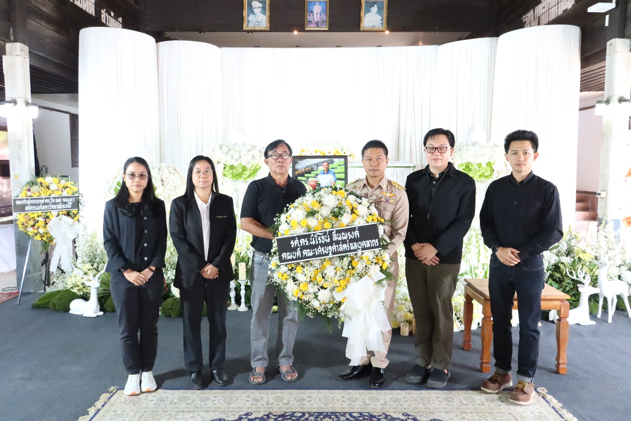 คณะเศรษฐศาสตร์ ม.แม่โจ้ ร่วมวางพวงหรีดแสดงความเสียใจแก่ครอบครัว นายพิจักษณ์  อนุสรณ์รัชดา