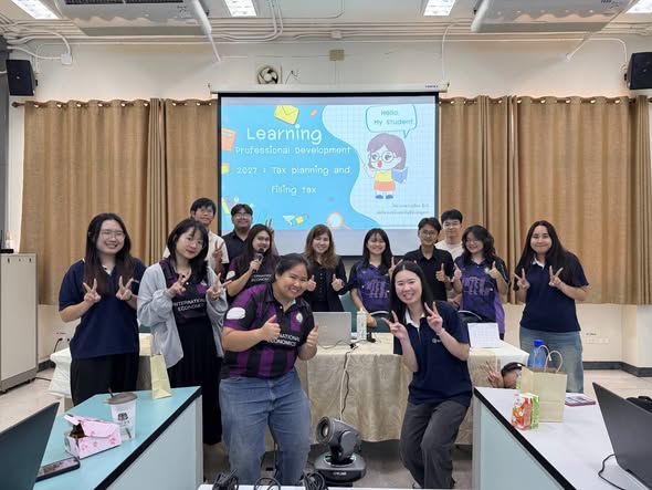 คุณมุทิตา ซิงห์ นักวิชาการเงินและบัญชีชำนาญการ มาจับมือถ่ายทอดประสบการณ์ตรงให้น้อง ๆ นักศึกษาเศรษฐศาสตร์ระหว่างประเทศ ชั้นปีที่ 4