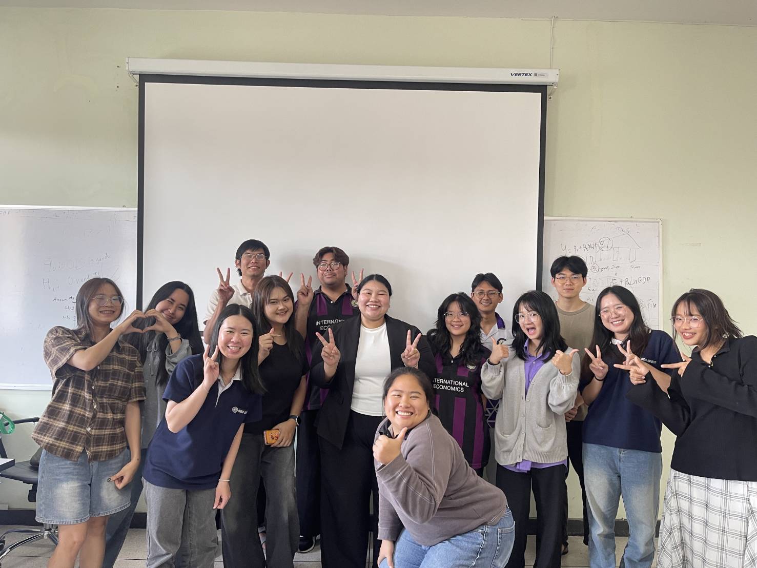 IEP ปี 4 ได้ต้อนรับ พี่มีณา เขื่อนสอน (พี่หมวย) รุ่นพี่เศรษฐศาสตร์ระหว่างประเทศตัวจริงสายประสบการณ์ มาแชร์สกิลทำงานแบบจัดเต็ม