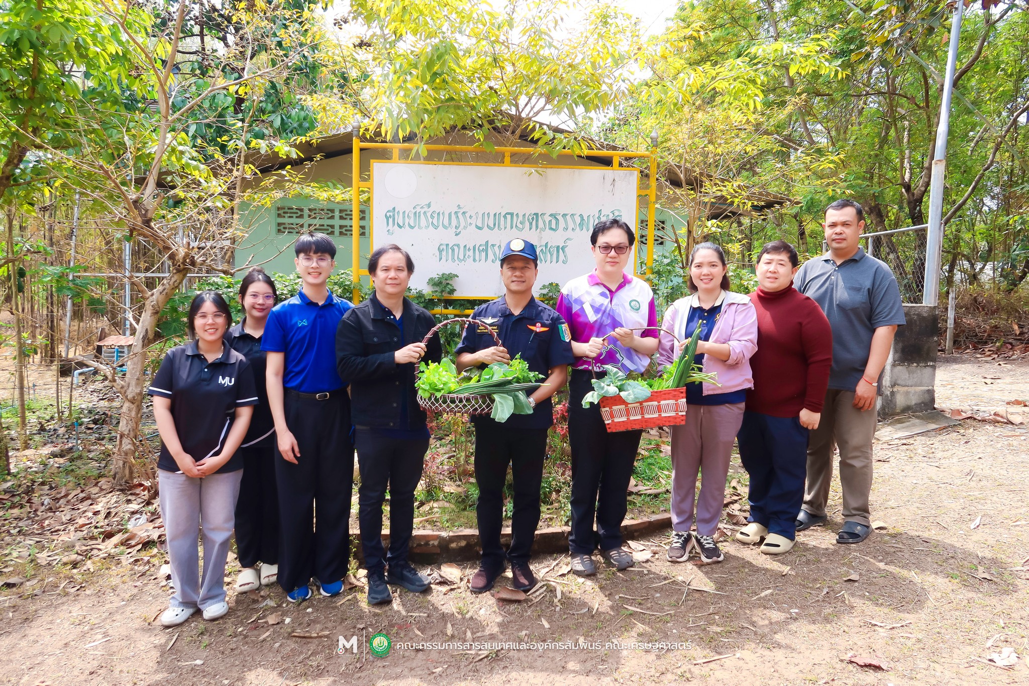 ผู้บริหาร คณะเศรษฐศาสตร์ ม.แม่โจ้ ลงพื้นที่ตรวจเยี่ยมศูนย์เรียนรู้ระบบเกษตรธรรมชาติคณะเศรษฐศาสตร์